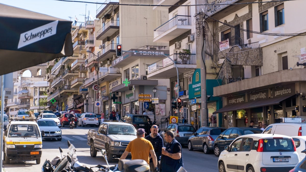 a city street filled with lots of traffic